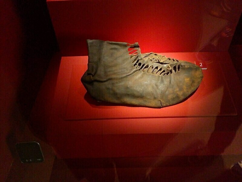 От древнеримской обуви до операций на мозге: 14 поразительных артефактов прошлого