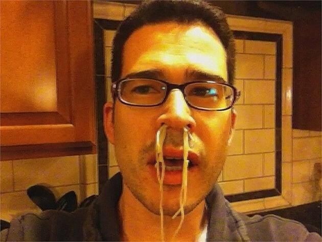 12. Самая длинная нить спагетти в носу