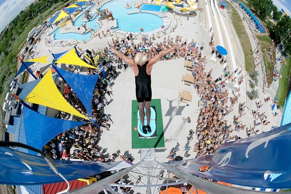 2. В 2011 году американец Даррен Тейлор прыгнул с 11-метровой высоты в надувной бассейн глубиной 30 см. Но он на этом не остановился. В 2014-м он побил свой рекорд, спрыгнув с высоты 11,56 метров