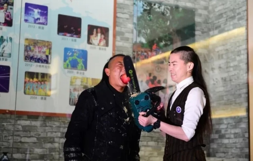 24. В 2020 году китаец Ван Лэй за одну минуту порезал бензопилой 25 яблок во рту своего напарника, Вана Ксинли. Да, это тоже признанный мировой рекорд