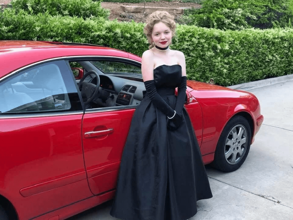 19 безумно крутых платьев для выпускного вечера, которые старшеклассницы сшили сами