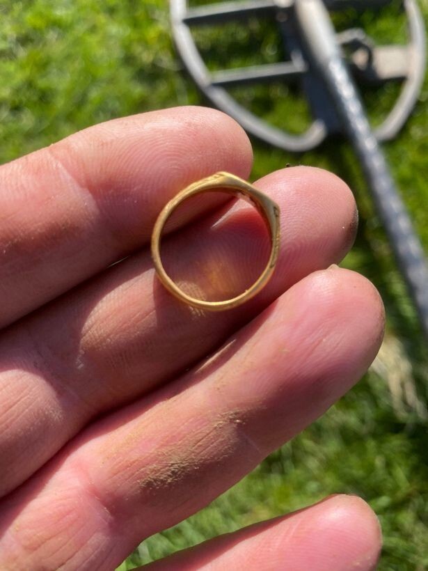 Мужчина в поле нашёл редкое золотое кольцо