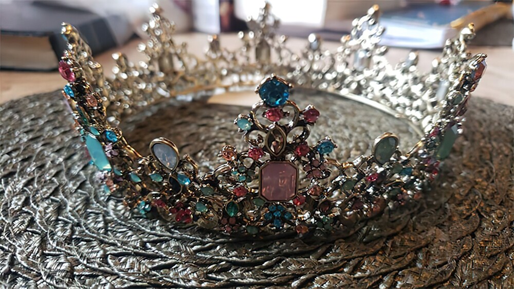 10. «Эту чудесную корону я нашла в комиссионке в Олбани, штат Орегон»