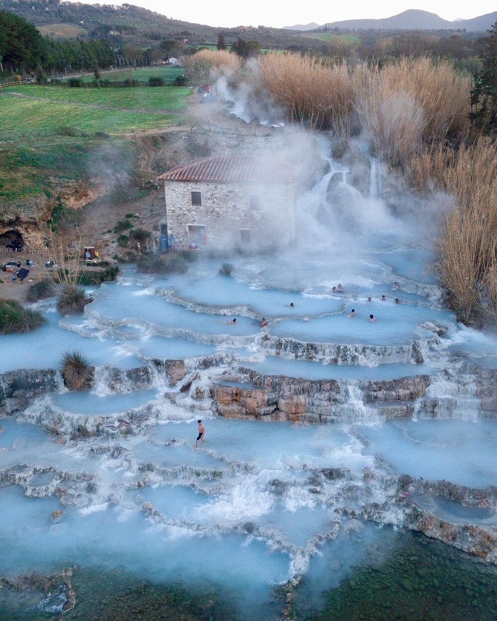 10. “Ванны Сатурнии” в итальянской Тоскане - это источник горячих источников, которые текут с постоянной температурой 37,5 градусов
