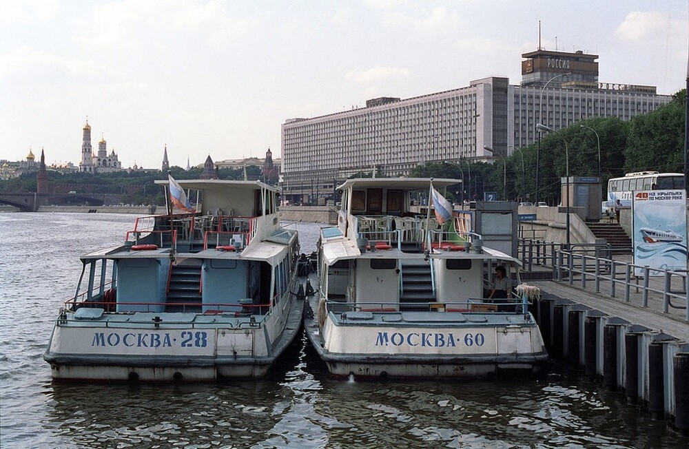 Пристань "Большой Устьинский мост". Москва, 1992 год.