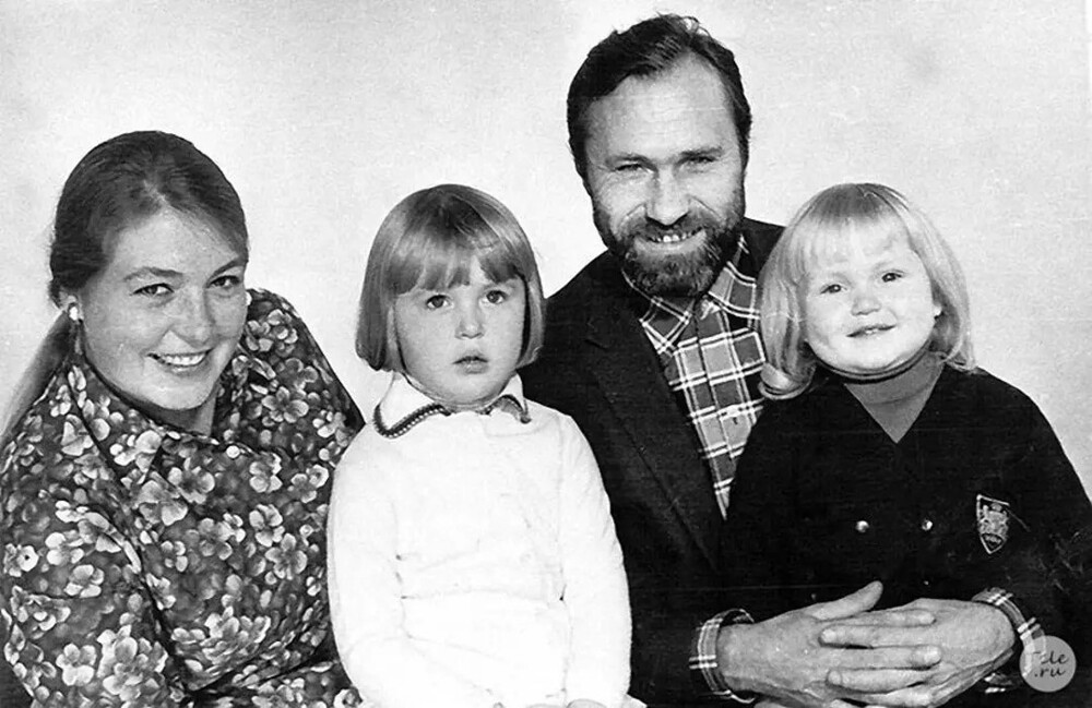 Василий Шукшин с семьёй