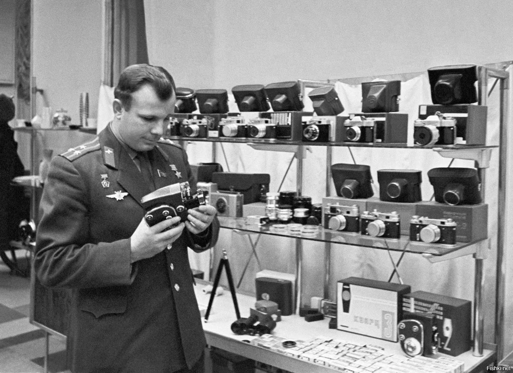 Юрий Гагарин выбирает себе кинокамеру в ГУМе.