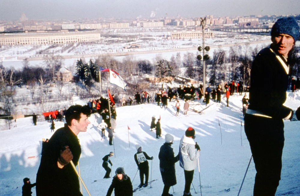 Катание на лыжах зимой на Ленинских (сейчас - Воробьёвых) горах.