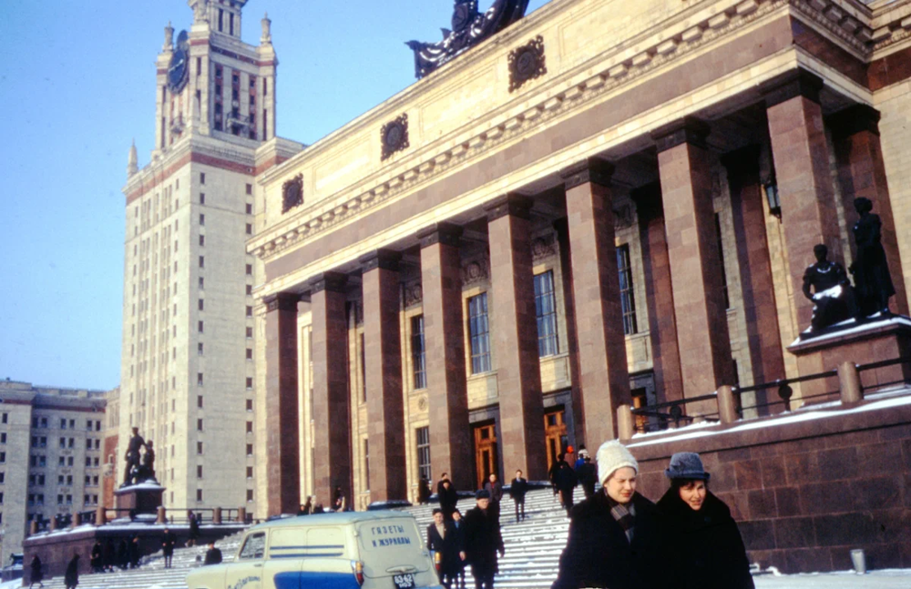 Вход в клубную часть здания МГУ. На снимок попал милейший фургончик Москвич-430, который развозил газеты и журналы.