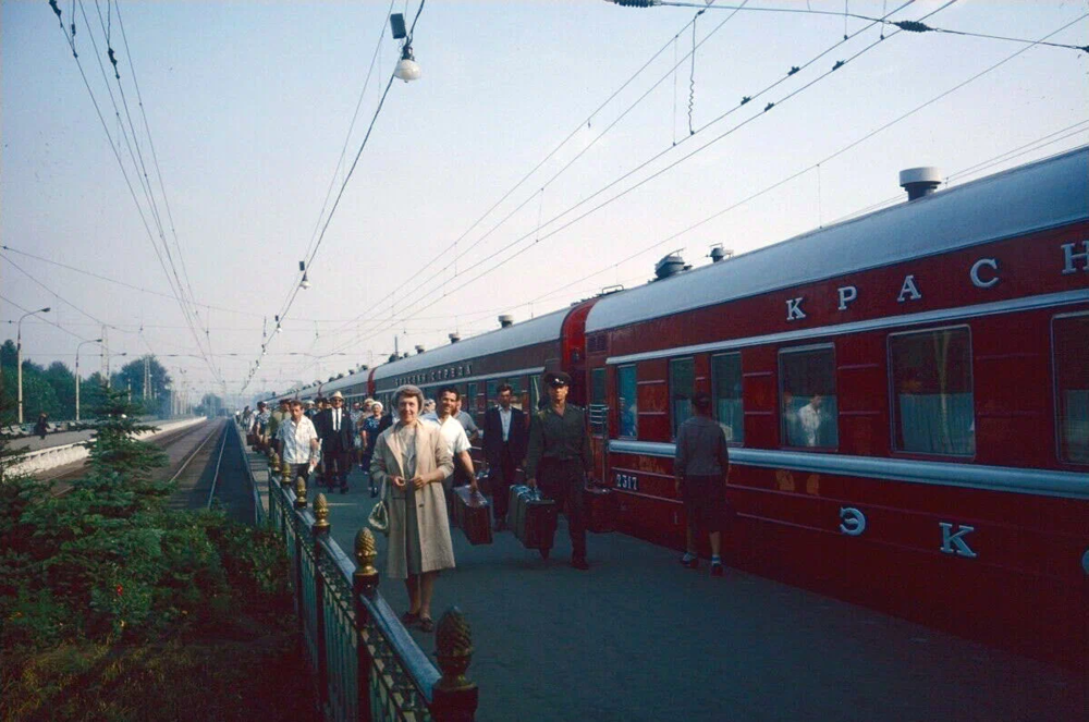 Поезд "Красная стрела" прибыл из Ленинграда на одноимённый вокзал.