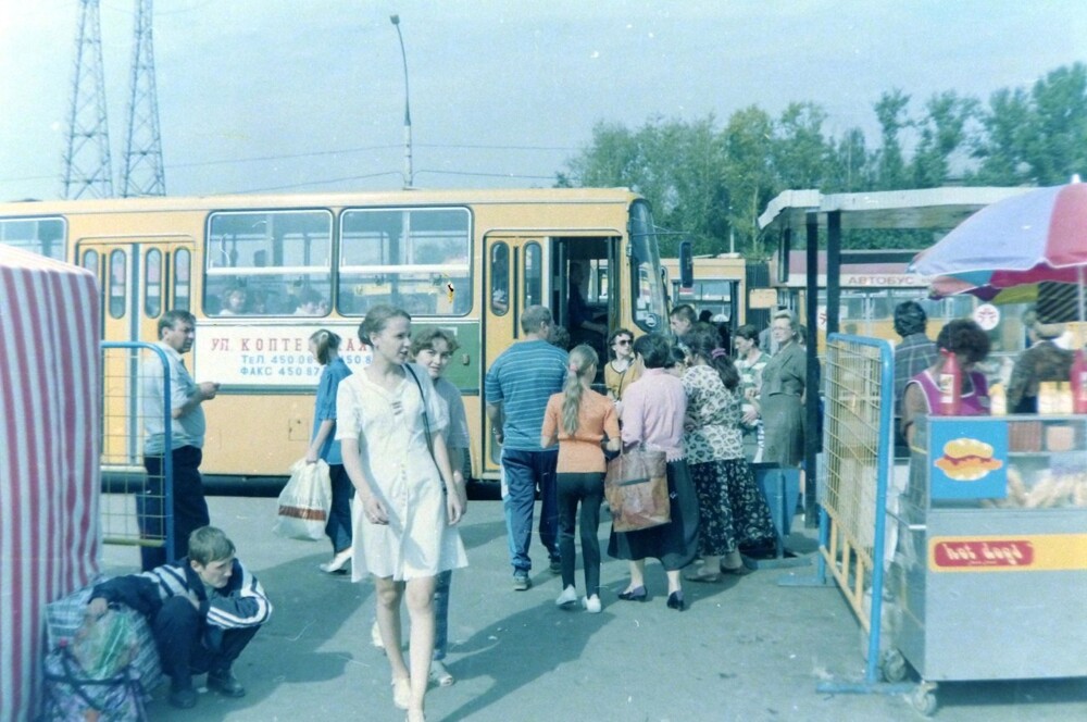 У станции метро Петровско-Разумовская. Москва, 1997 год.