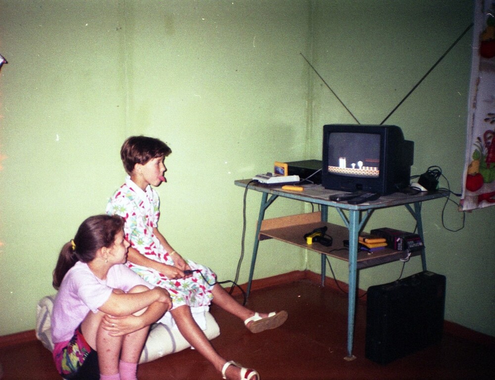 Дети играют в приставку "Dеndy Junior ", 1995 год.