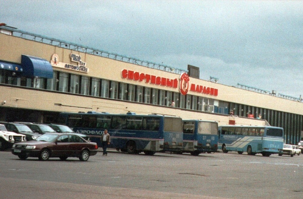 Автобусы "экспресс" перед Центральным городским аэровокзалом. Москва, 1998 год.