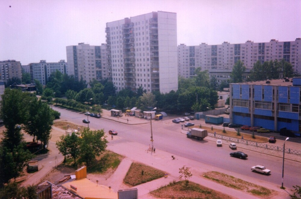 Домодедовская улица. Москва, 1998 год