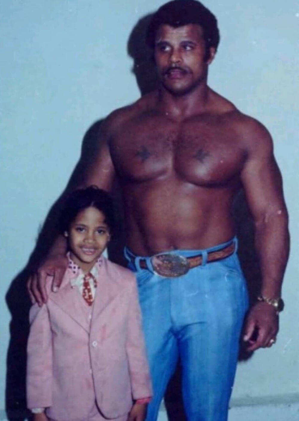 8. Дуэйн Джонсон с отцом, 1981 год