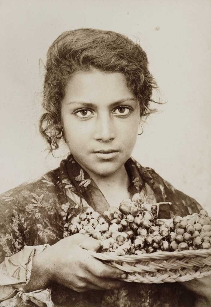 2. Сицилийская девушка с корзиной винограда, 1914 год