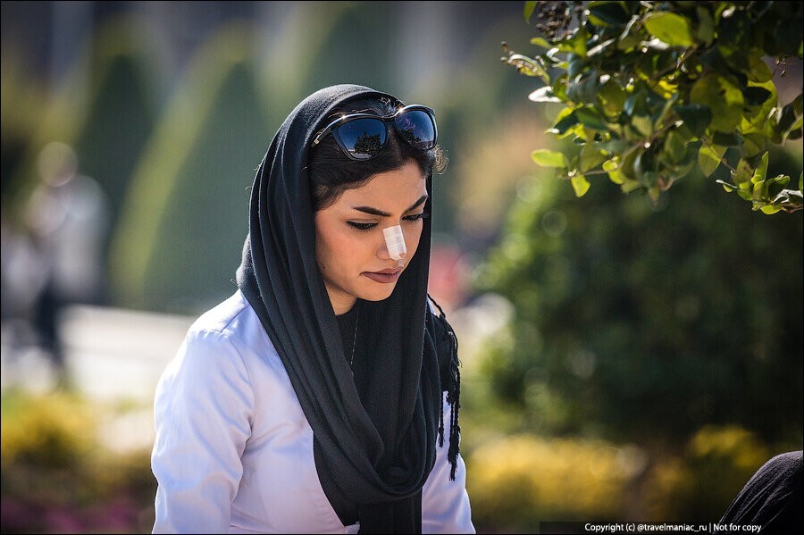 Почему у многих иранских девушек перебинтованы носы