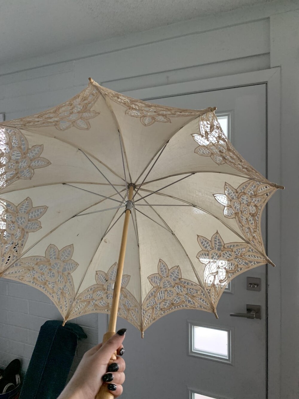 4. Красивый зонт от солнца с местного блошиного рынка