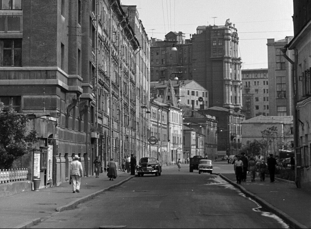 12. Вид на улицу Огарёва, 1958 год