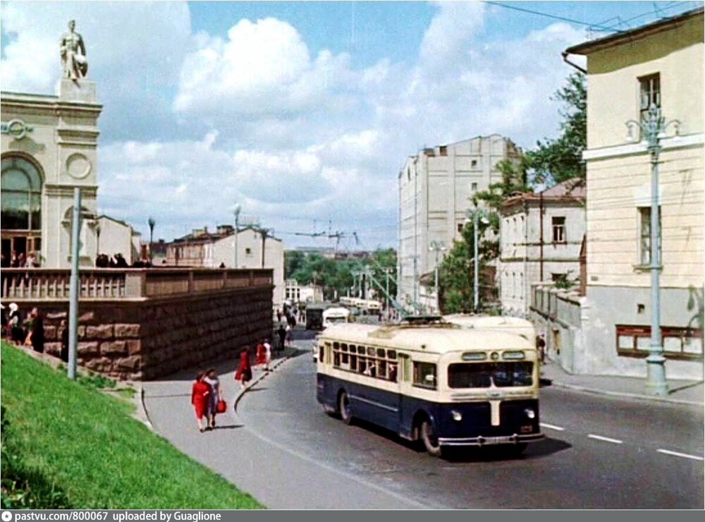 8. Улица у высотки на Баррикадной, 1956 год