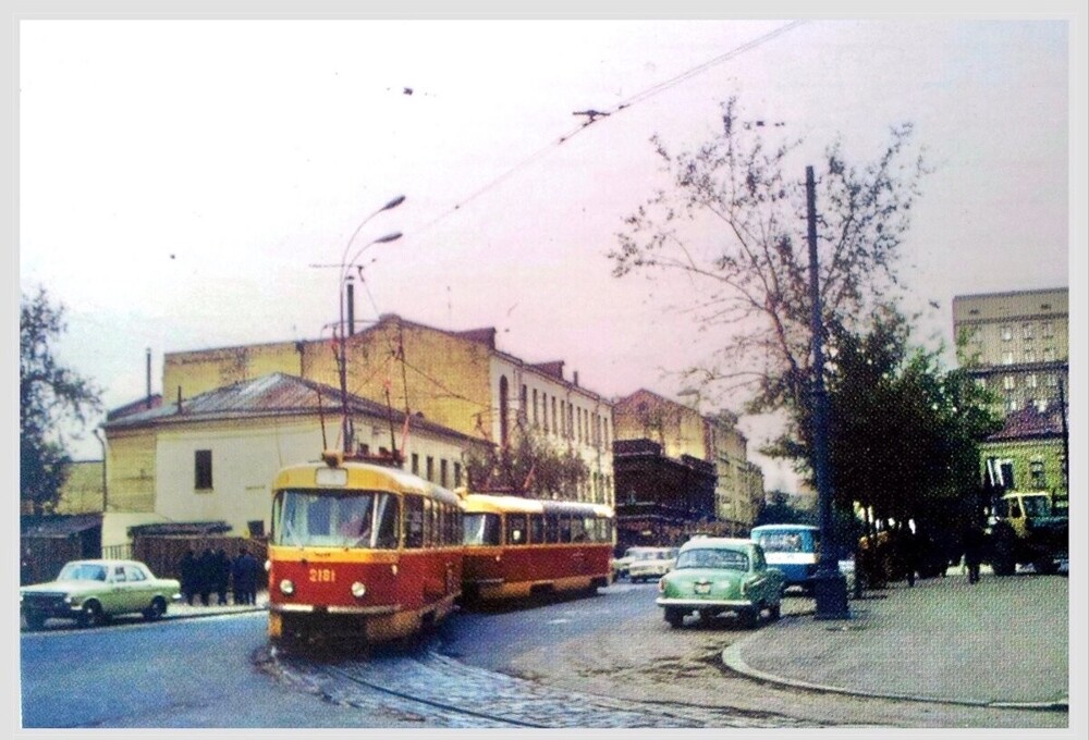 2.  Вид на Лесную улицу от перекрёстка, 1978 год