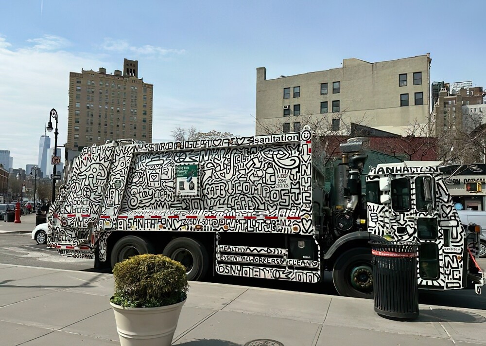 2. В Нью-Йорке местных художников нанимают раскрашивать мусоровозы