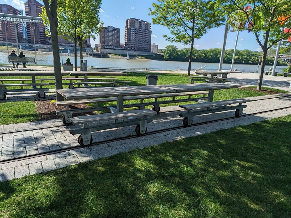 7. Эти скамейки для пикника установлены на старых трамвайных рельсах, и их можно перекатывать по ним вместе и по отдельности