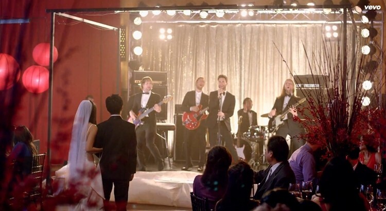 30. Во время съёмок клипа на песню "Sugar" группа Maroon 5 объехала несколько свадеб в Лос-Анджелесе
