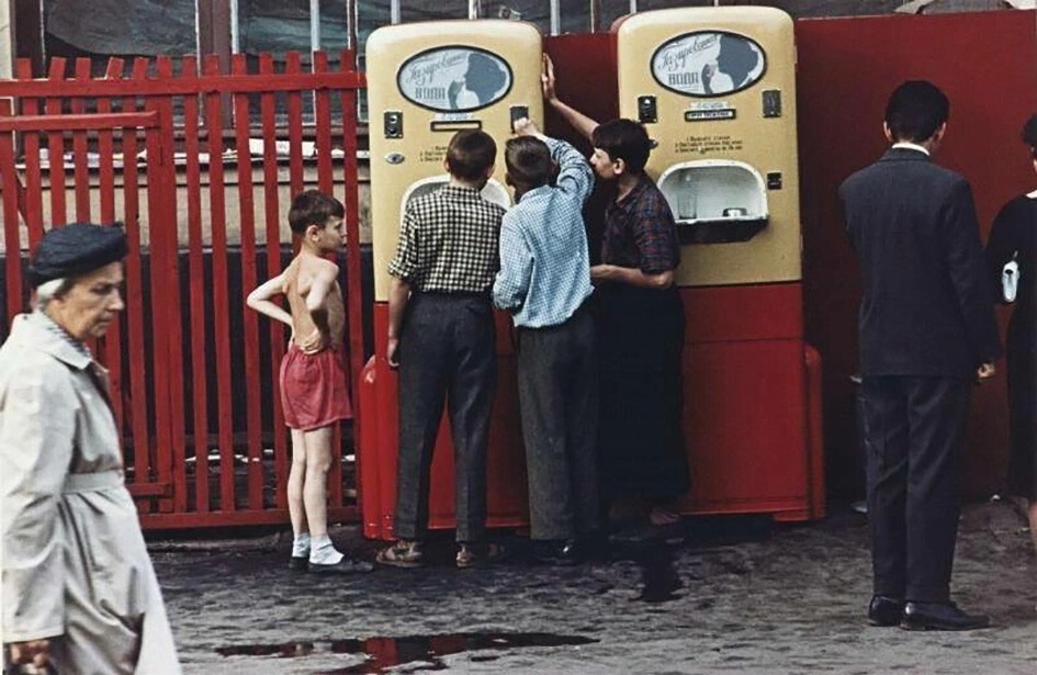 Дети у автомата с газировкой. Фото Дмитрий Бальтерманц, Москва, 1958 год