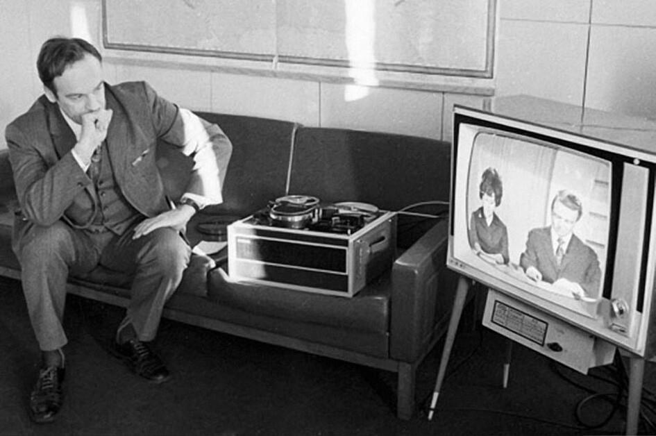 Главный режиссер отдела дикторов Центрального телевидения Игорь Кириллов следит за работой дикторов по монитору, 1973 год