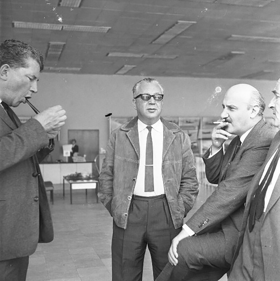 Композитор Никита Богословский и кинорежиссер Лев Кулиджанов в здании аэропорта 1969 год