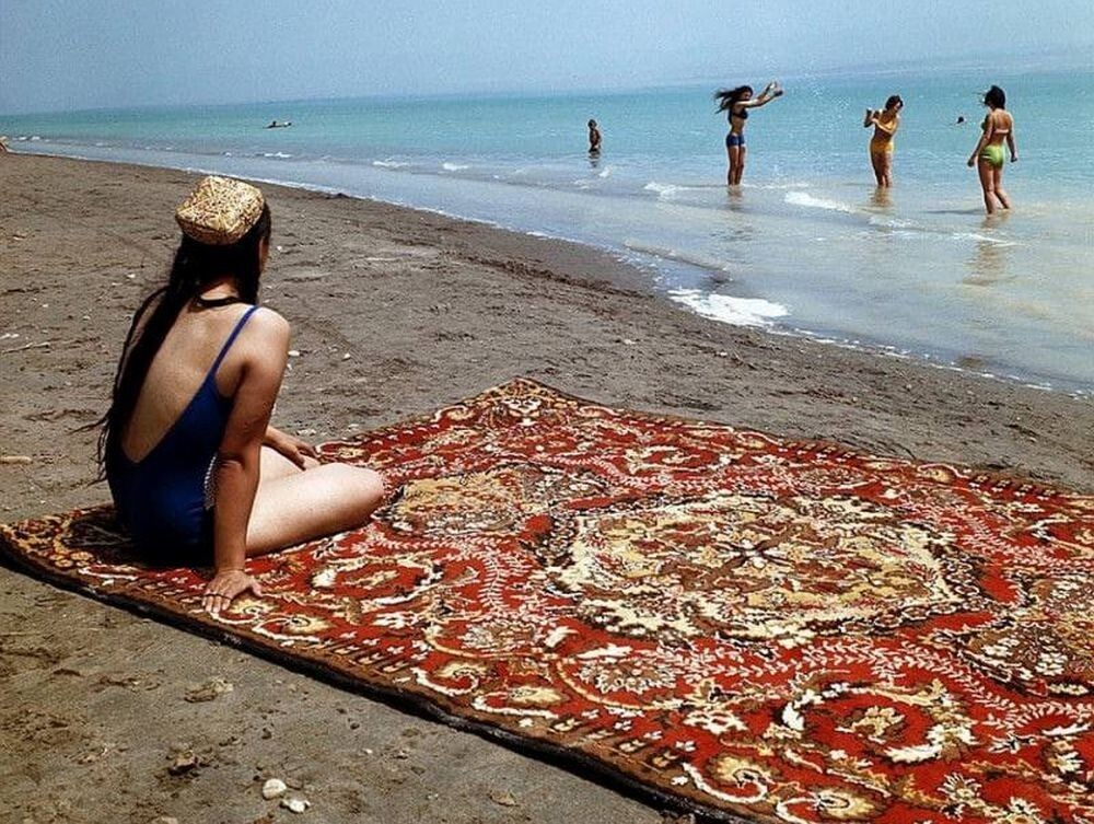 Отдыхающие на пляже Таджикского моря. СССР, 1975 год