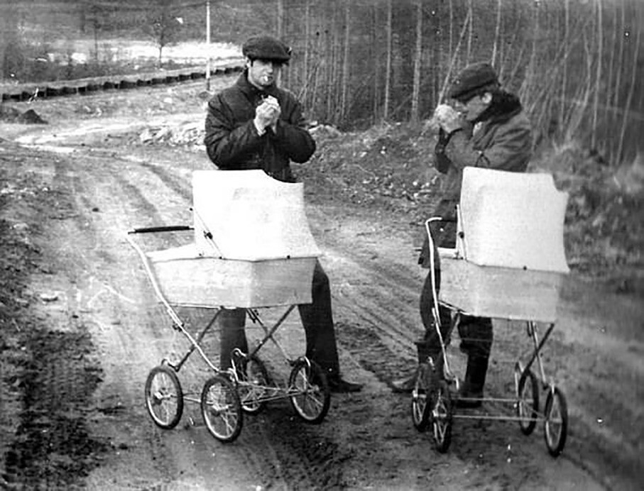 Новорожденные с отцами на прогулке. СССР. 1980-е годы