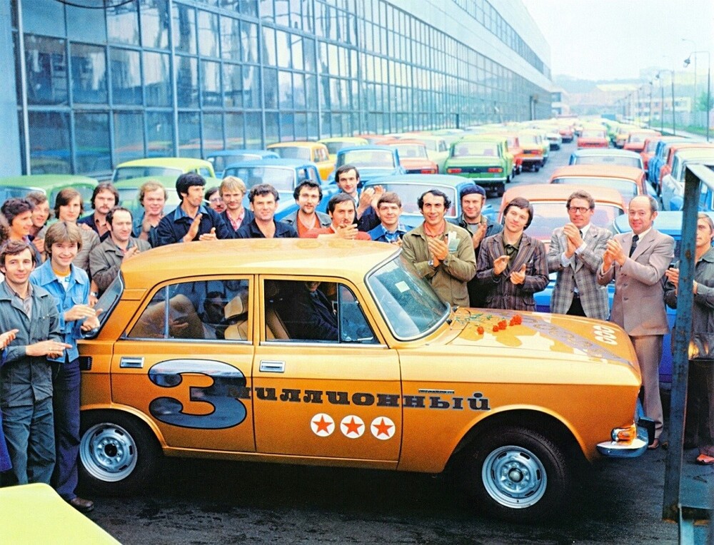 Автозавод АЗЛК празднует выпуск 3-миллионного автомобиля «Москвич». 1980 год
