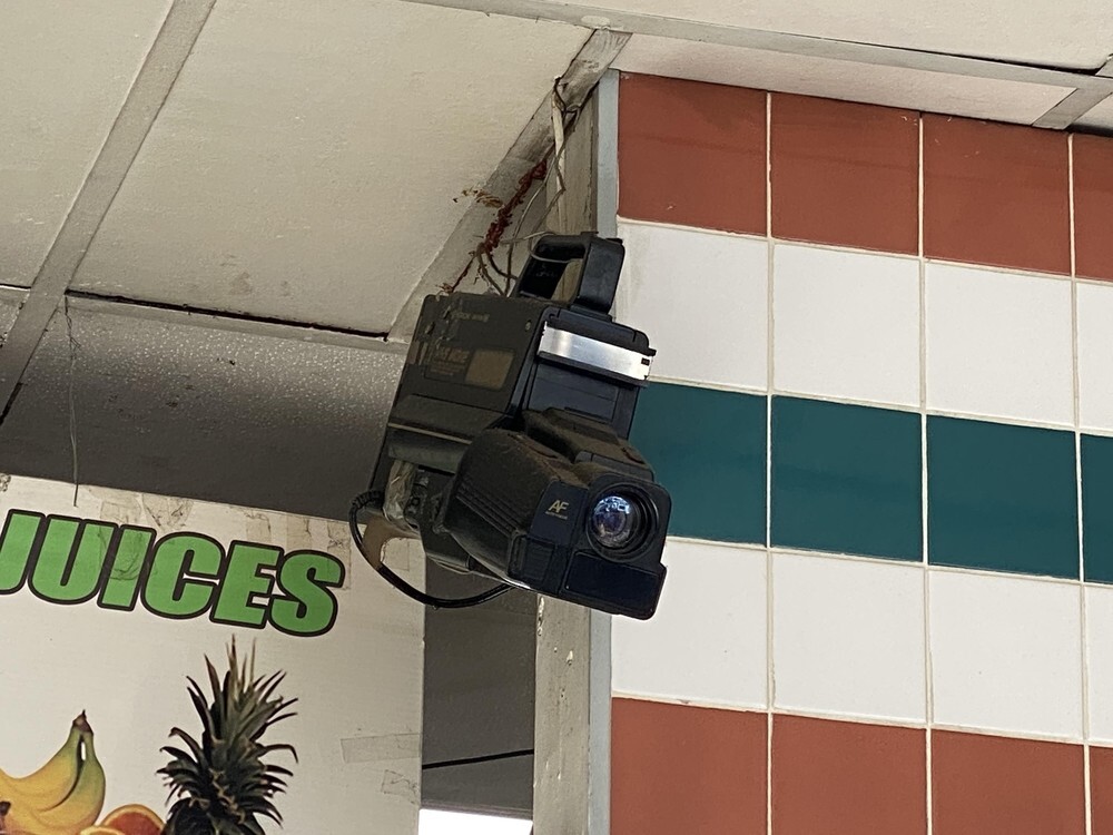 18. «В этой пончиковой в качестве системы слежения используется старая VHS-камера, свисающая с потолка»
