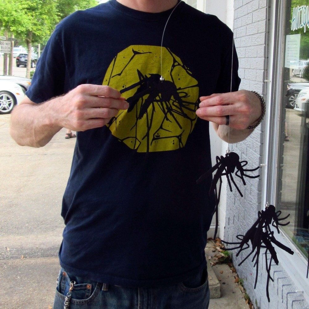 16. «Я нашел в 1000 км от дома ветряной колокольчик в виде комаров, который точно повторяет рисунок на футболке, которую я надел в тот день»