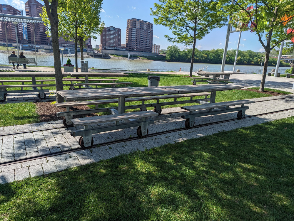 10. Эти скамейки для пикника установлены на старых трамвайных путях, так что их легко сдвигать или разъединять