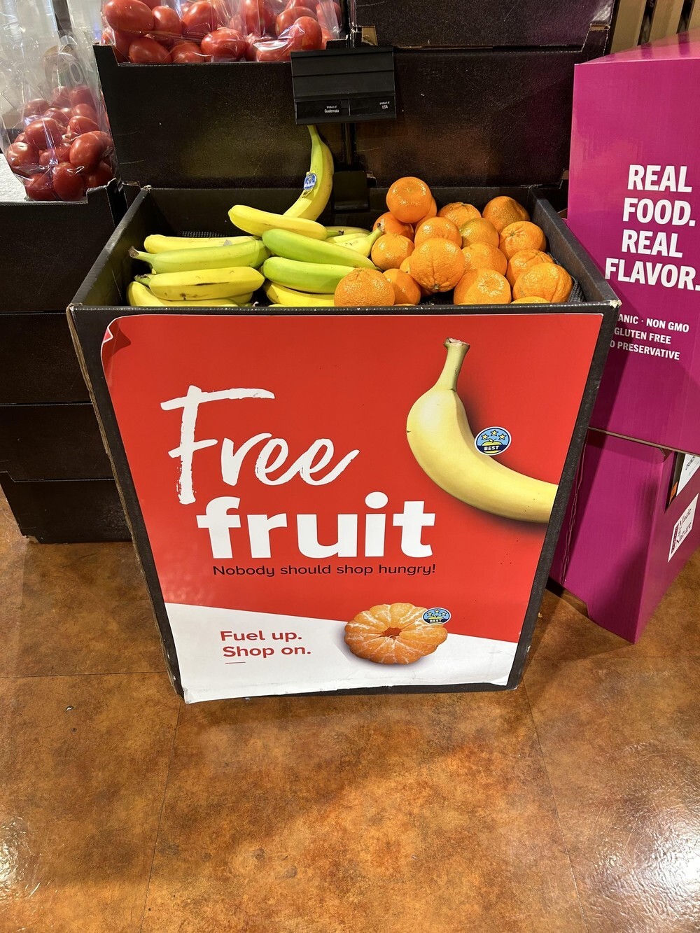 7. «В моем местном продуктовом можно перекусить бесплатными фруктами, пока ходишь по магазину»