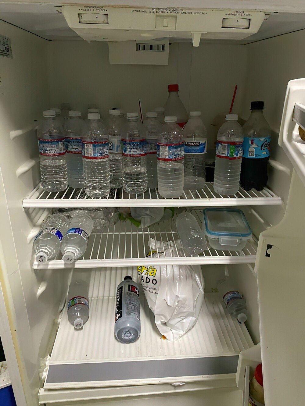 17. «Мои коллеги открывают бутылку с водой, отпивают и просто ставят ее обратно в холодильник без маркировки»
