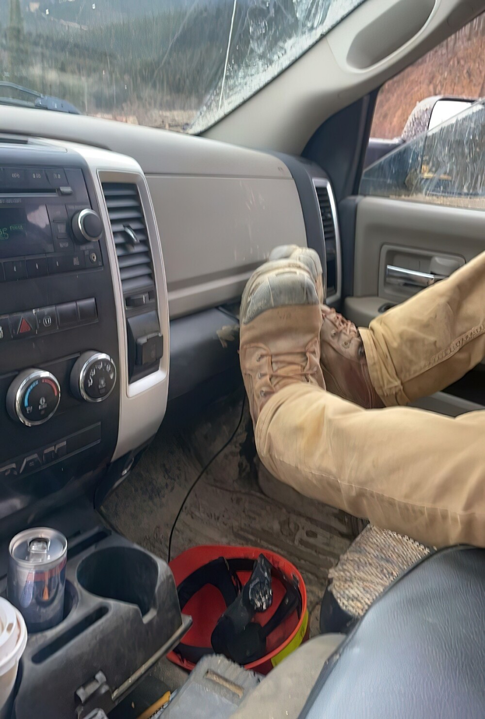 11. «Мой коллега всегда так сидит в моем рабочем грузовике»