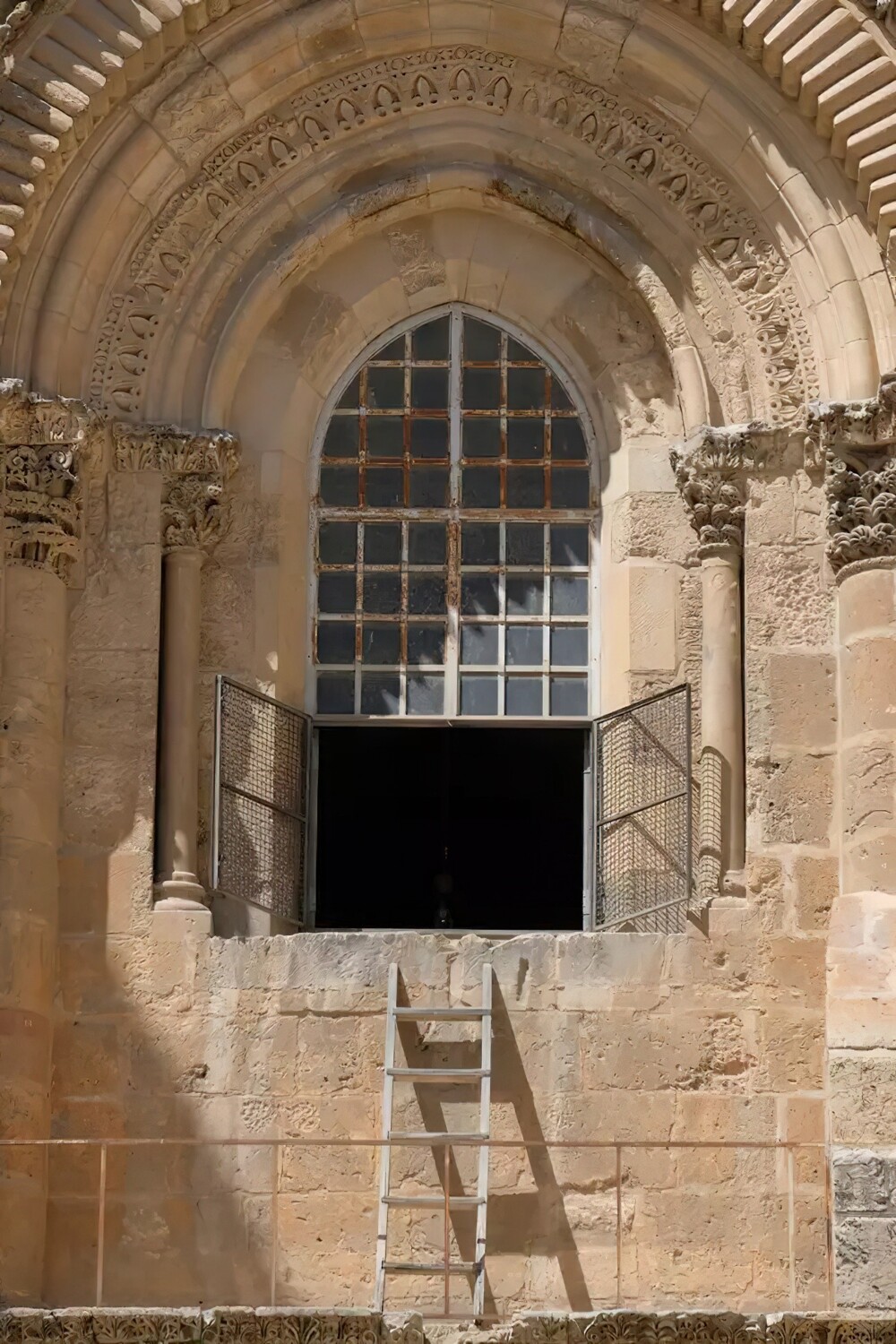 Как деревянная лестница стала символом статус-кво в Храме Гроба Господня в Иерусалиме