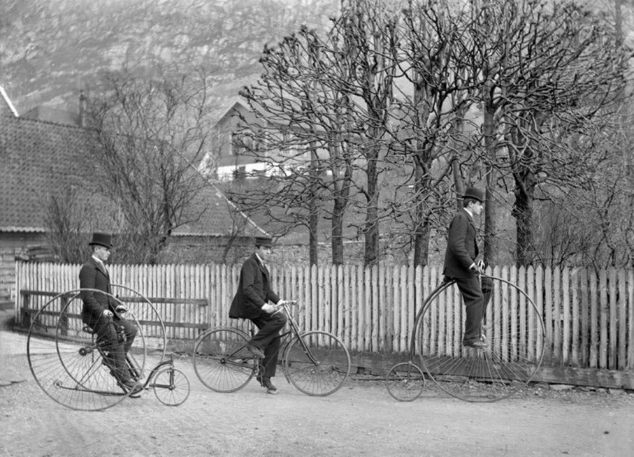 Трое мужчин на разных типах велосипедов. Королевство Норвегия. 1890-е годы.