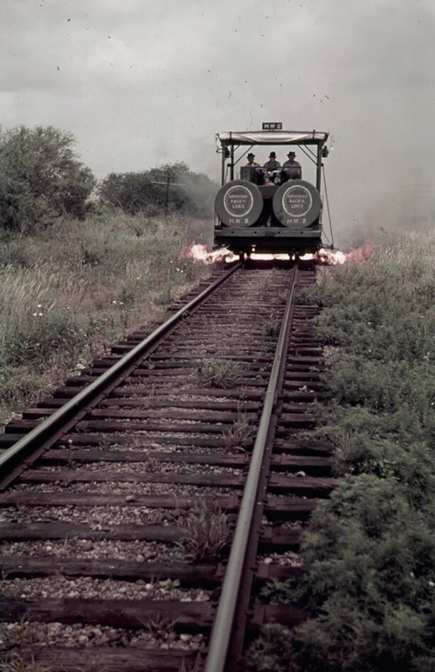Травосжигательная машина железнодорожной компании Missouri Pacific Railroad в работе, 1941 год