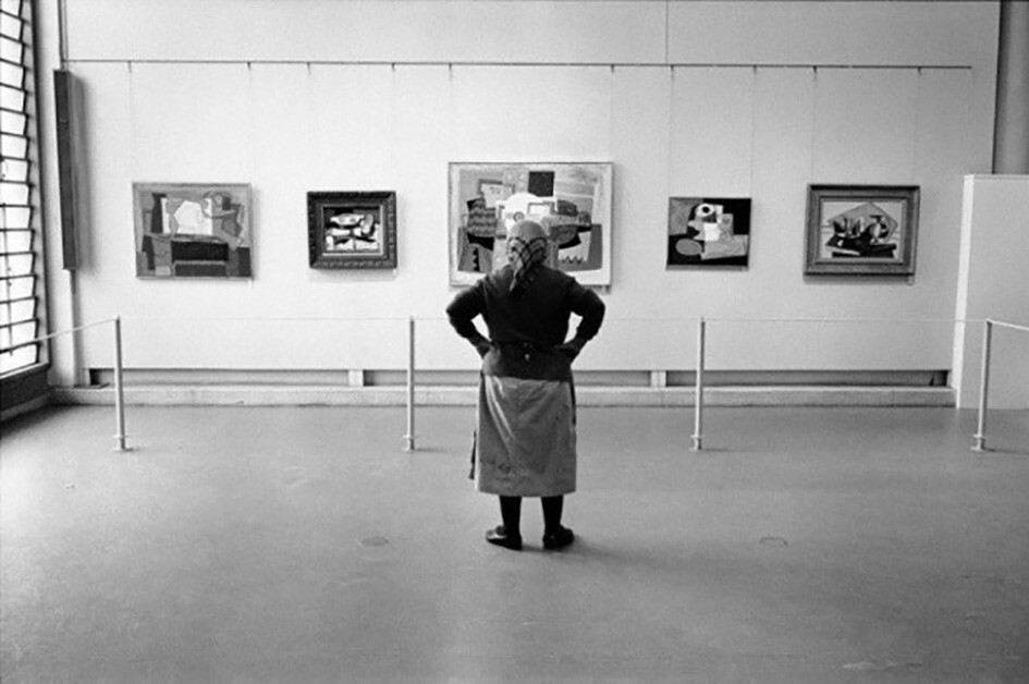 Уборщица на выставке Пабло Пикассо в музее искусств Тель-Авива, Израиль, 1966 год
