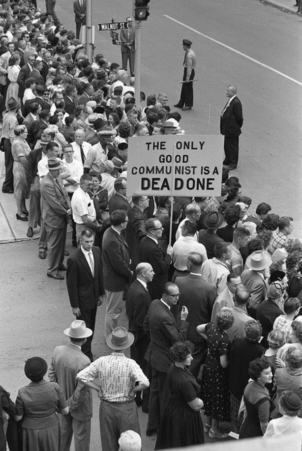 «Хороший коммунист — мертвый коммунист». Антикоммунистический пикет в день визита Хрущева в США. Айова, 23 сентября 1959 год