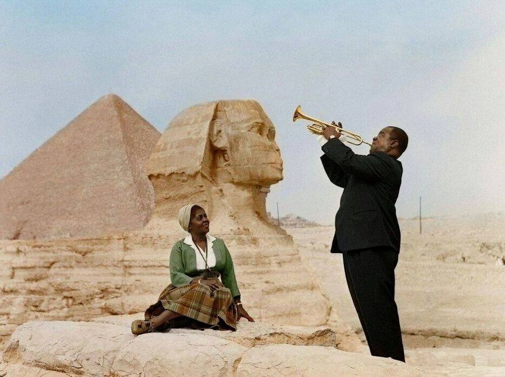 Луи Apмстронг игpaeт для своей жeны в Kaире. Египет, 1961 год