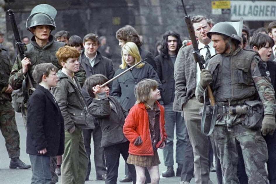 Ирландские дети дразнят и провоцируют британских солдат во время беспорядков в Лондондерри, Северная Ирландия, 1972 год