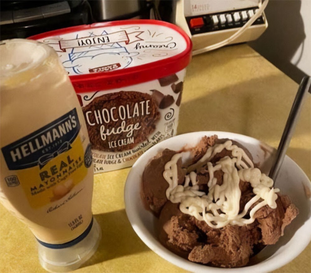 24. Картошка-фри с рожком мороженого? А как вам шоколадное мороженое с майонезом?