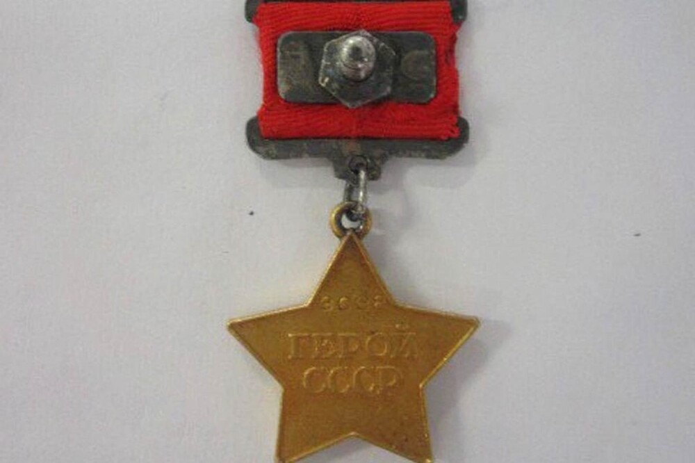 Россиянин попытался отправить коллекционеру из Эстонии медаль "Золотая Звезда", но попался на таможне