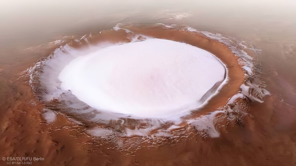 14. На Марсе есть огромный кратер, заполненный льдом: он называется кратером Королёва. Диаметр — 81 км, толщина льда достигает 1,8 километра